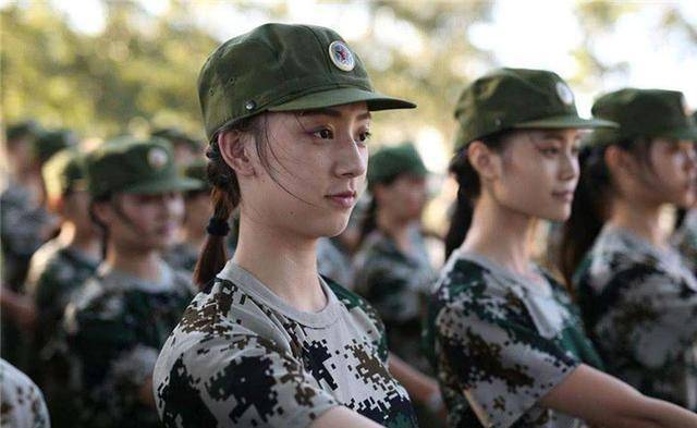 【太阳成集团tyc7111cc】
新生军训时 教官总是盯着女生看是有原因的 别误会教官