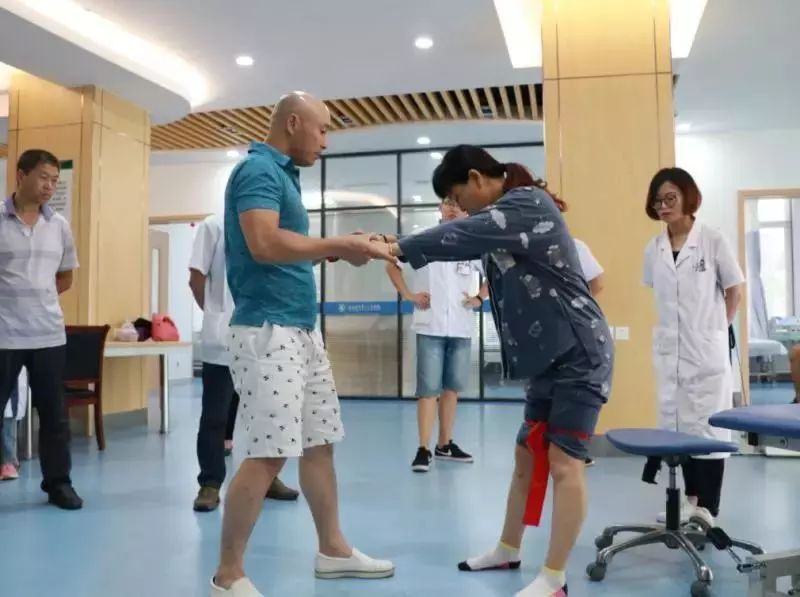 “太阳成集团tyc7111cc”快递奶粉包装破裂“保丢不保损”难题何解?(图2) 太阳成集团tyc7111cc